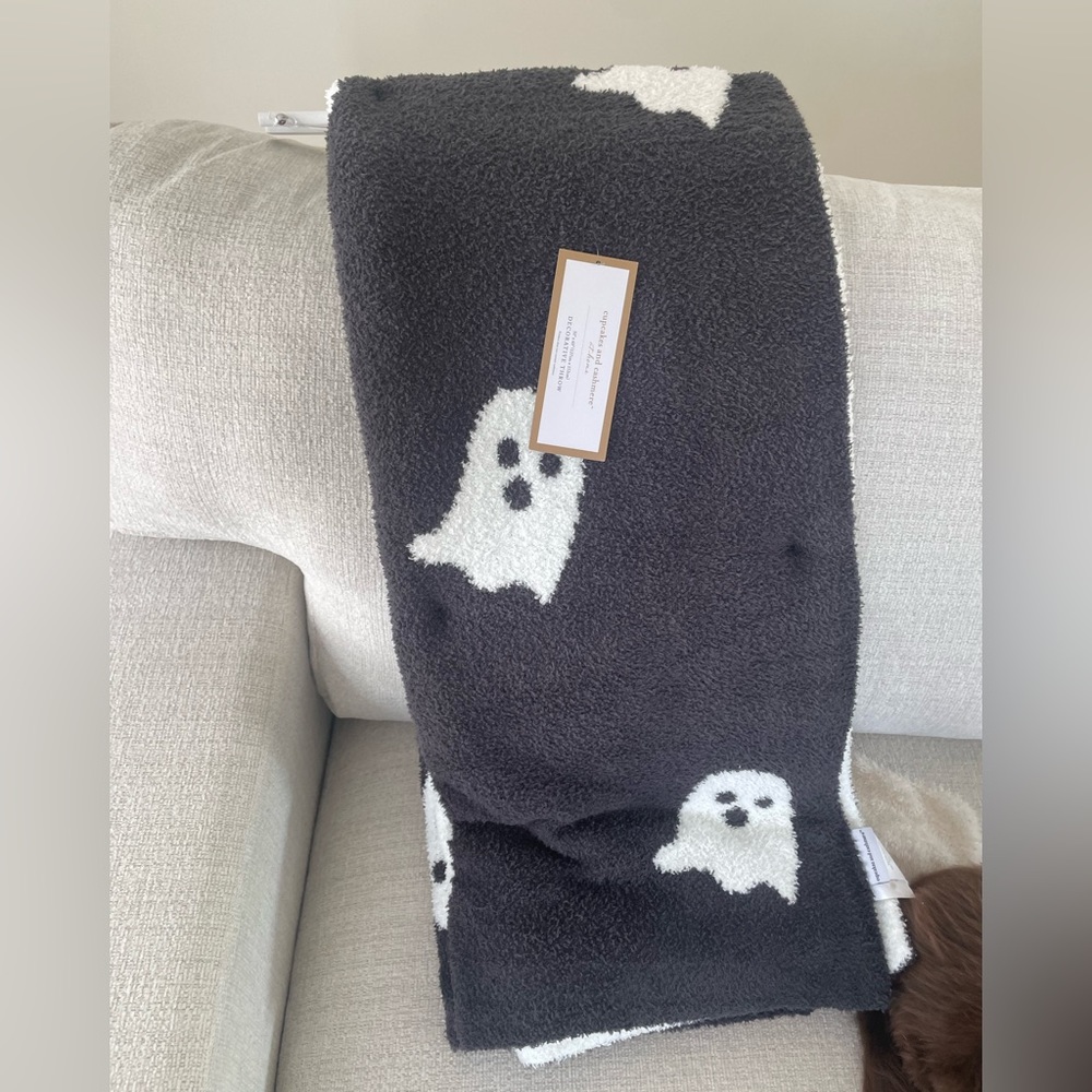 Cupcakes and Cashmere Viral grey ghost blanket